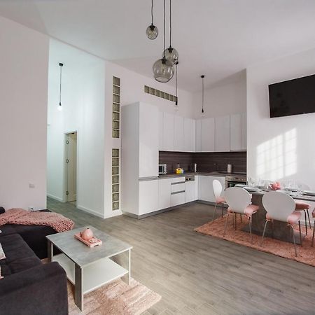 Stunning, Newly Renovated Central Apartment Орадя Экстерьер фото