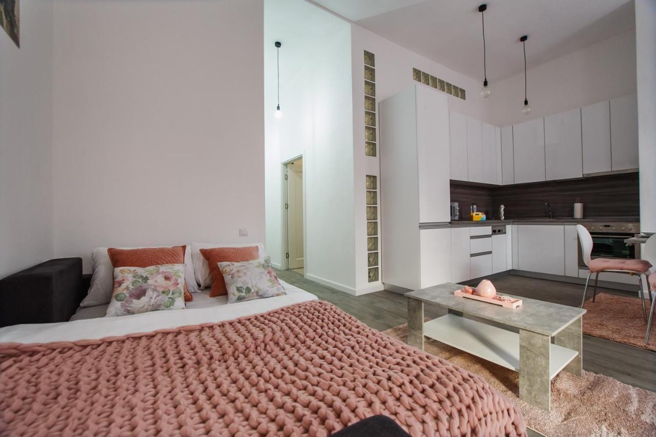 Stunning, Newly Renovated Central Apartment Орадя Экстерьер фото