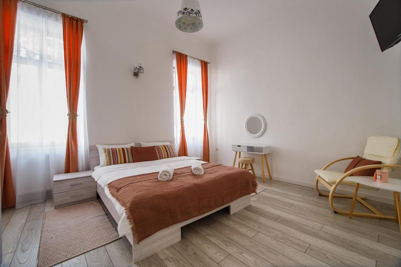 Stunning, Newly Renovated Central Apartment Орадя Экстерьер фото
