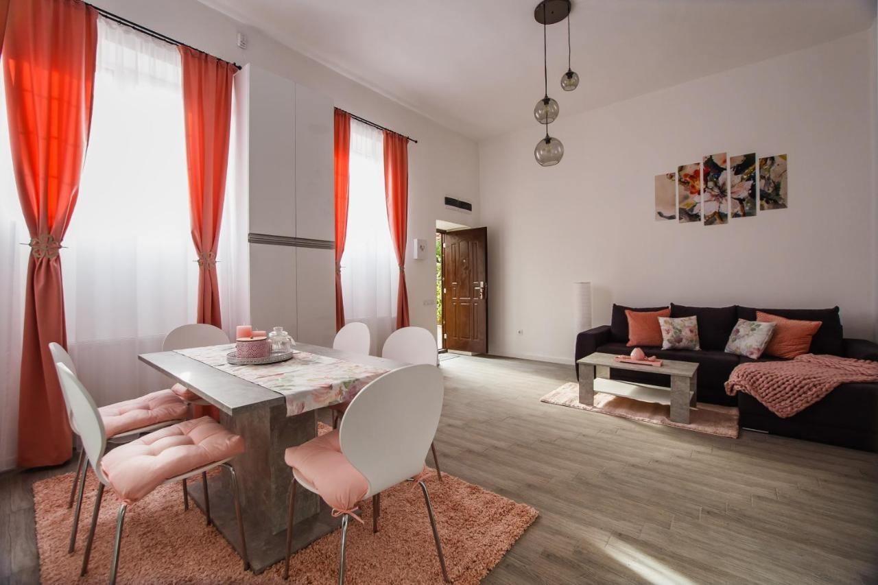 Stunning, Newly Renovated Central Apartment Орадя Экстерьер фото