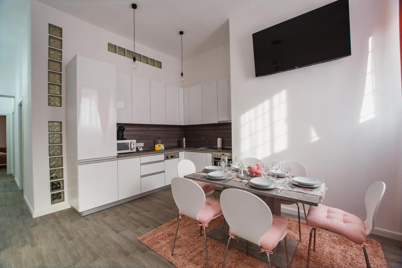 Stunning, Newly Renovated Central Apartment Орадя Экстерьер фото