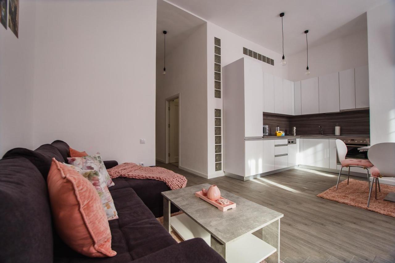 Stunning, Newly Renovated Central Apartment Орадя Экстерьер фото