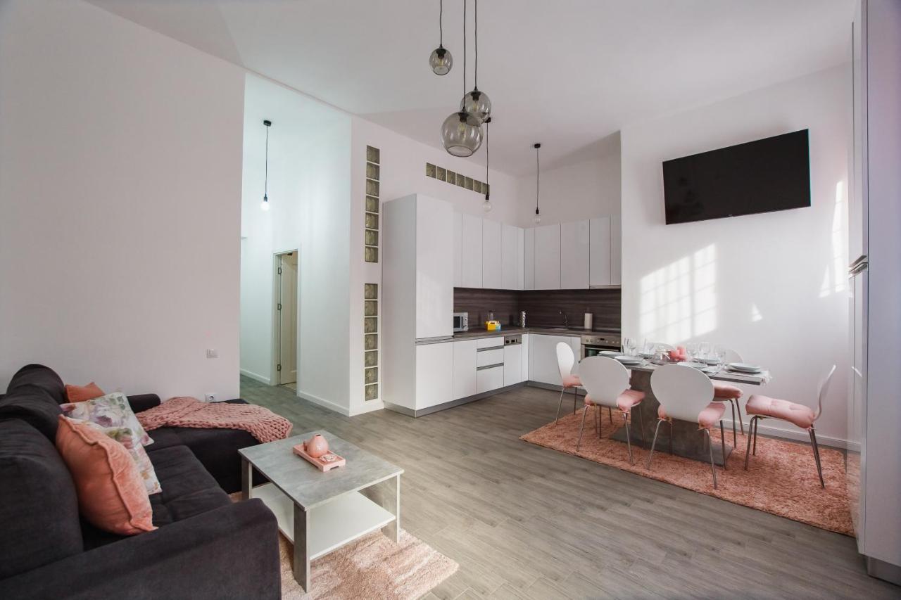 Stunning, Newly Renovated Central Apartment Орадя Экстерьер фото